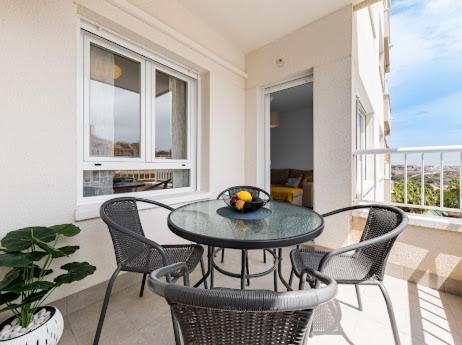 Апартаменты Apartament Summer Кампоамор Экстерьер фото